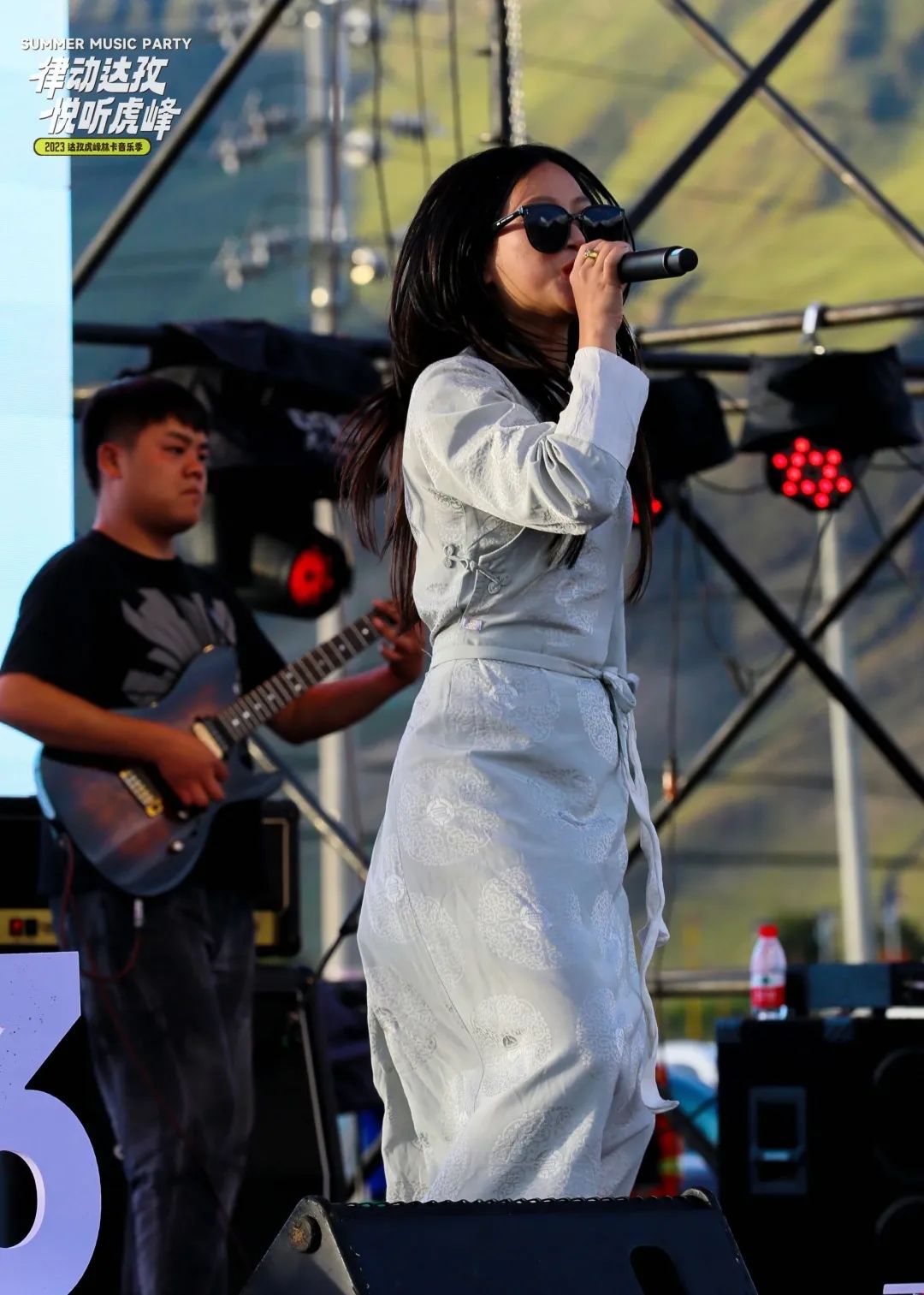 爆炸青稞,巴顿邓珠,曲甲大表哥等本土知名乐队及歌手参与表演,为观众